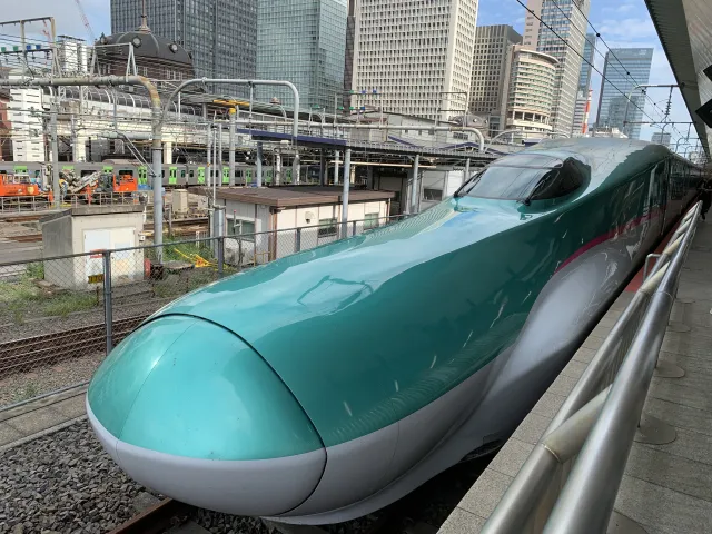 【日常の境界線】東京を離れる瞬間：車窓がビル群から緑へと変わる、心のスイッチオフ を読む