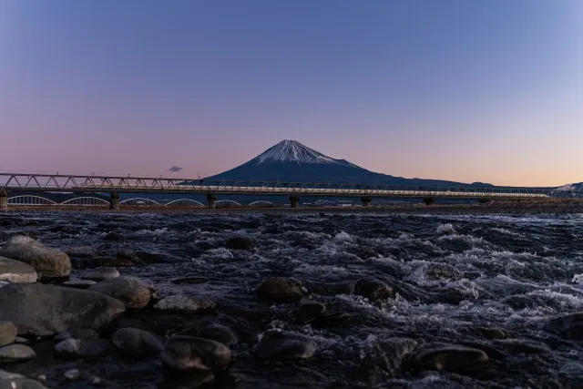 【旅の余韻】帰路の新幹線を愛おしむ：寂しさと充足感が混ざり合う、大人の過ごし方