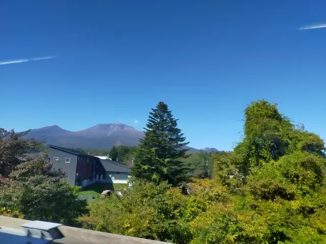 軽井沢駅〜佐久平駅間から見える浅間山