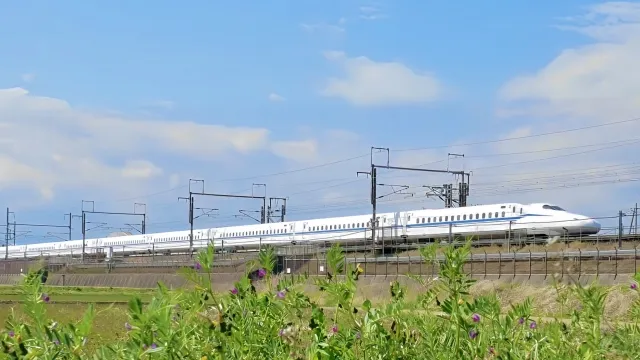 東海道新幹線N700系 青空の下を走るのぞみ