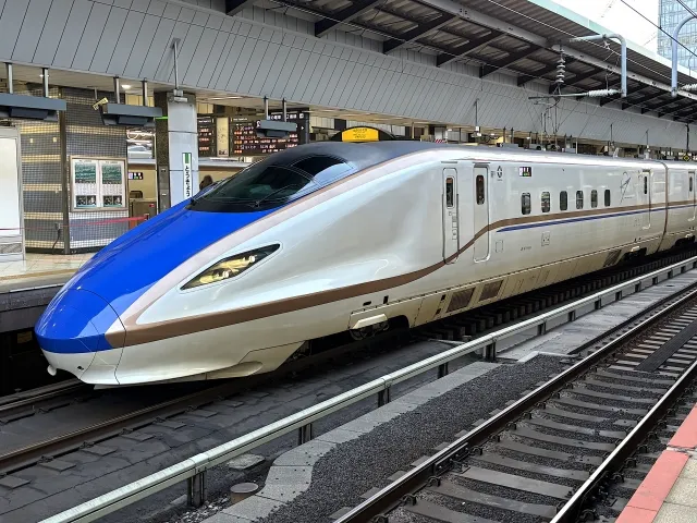 東京駅で待つ北陸新幹線はくたか