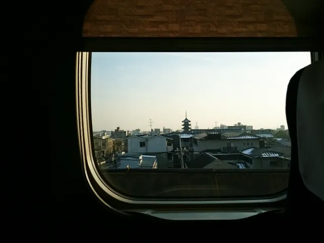 新幹線の車窓から見える京都の街並みと五重塔